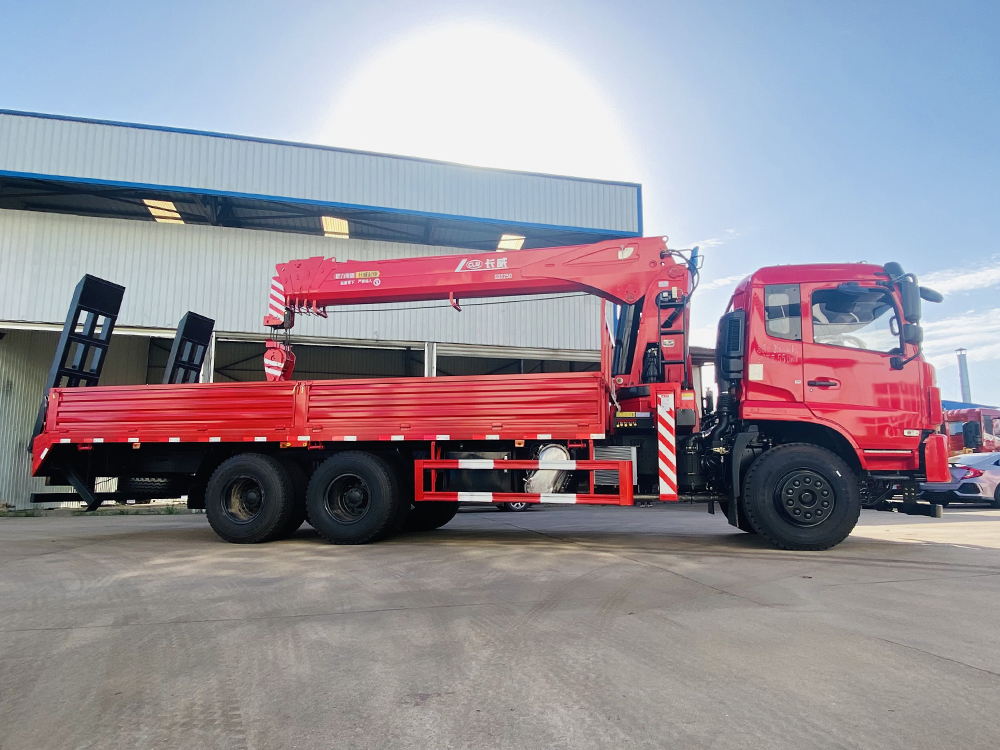 國(guó)六東風(fēng)K5后八輪長(zhǎng)威12噸五節(jié)直臂吊機(jī)隨車吊